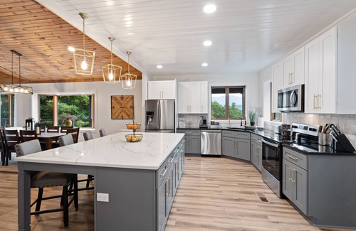 Cherry Log House | Family-Friendly 6BR House with Spectacular Views