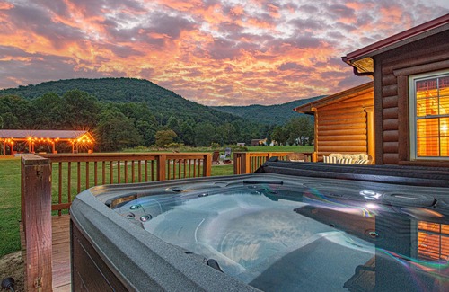 Gatlinburg - Pigeon Forge Cabin | Scenic Views & Spacious Yard with Guest-Rated 10/10 Amenities