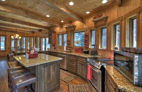 Blairsville Cabin | Elegance Awaits at Luxury Mountain Retreat with Pool & Spa