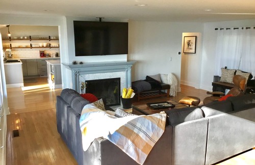 South Westside House | Magnificent Capitol Views with Family-Friendly Amenities