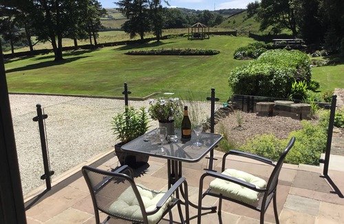 Hepworth Apartment | Serene Retreat with Top-Rated Amenities Near Holmfirth