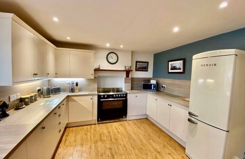 Penrith House | Scenic Retreat Minutes from the Lake District - Family & Pet Friendly