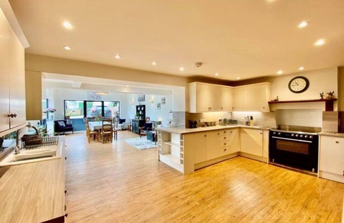 Penrith House | Scenic Retreat Minutes from the Lake District - Family & Pet Friendly