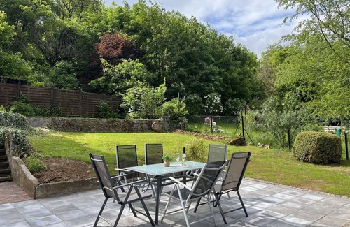 Edertal House | Inviting Villa with WIFI, Patio, Pets Welcome & Parking