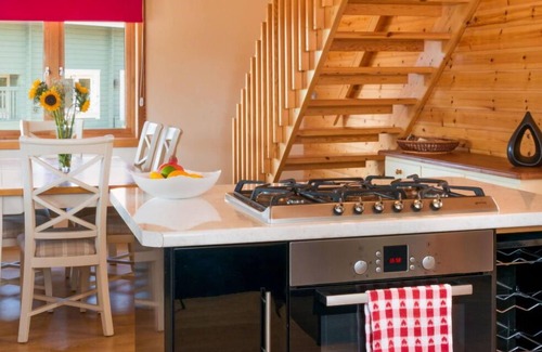 Hopton House | Stunning villa for 4 guests with WIFI, hot tub and balcony