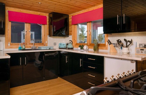 Hopton House | Stunning villa for 4 guests with WIFI, hot tub and balcony