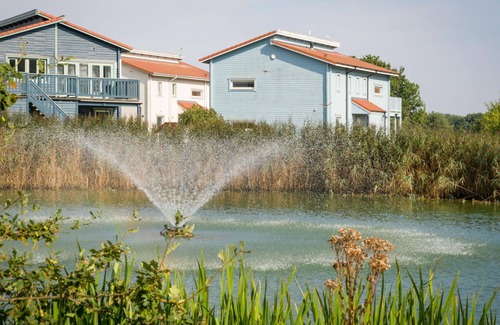 Hopton House | Stunning villa for 4 guests with WIFI, hot tub and balcony
