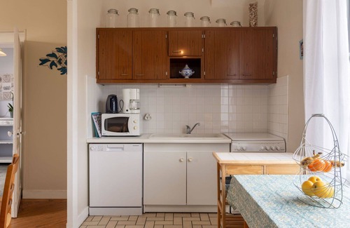 Valmont House | Perfect Villa for 6: Oceanfront & Pet-Friendly Retreat