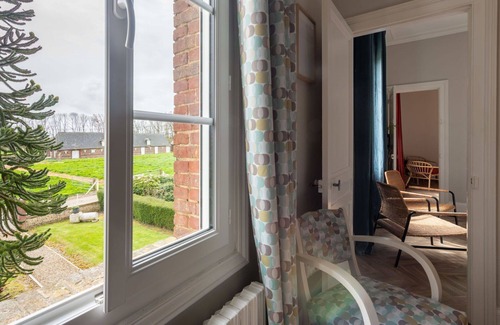 Valmont House | Perfect Villa for 6: Oceanfront & Pet-Friendly Retreat