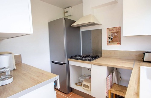 Sollies Pont House | Cozy Villa for Two with Pet-Friendly Amenities & Ocean Views