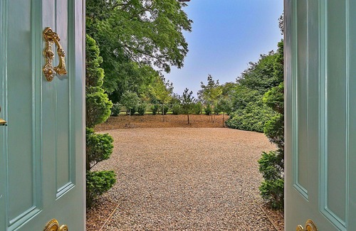 Yardley Gobion House | Stunning villa for 17 people with WIFI, hot tub, terrace, pets allowed and parking
