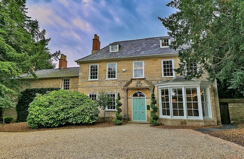 Yardley Gobion House | Stunning villa for 17 people with WIFI, hot tub, terrace, pets allowed and parking
