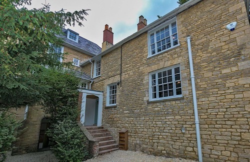 Yardley Gobion House | Stunning villa for 17 people with WIFI, hot tub, terrace, pets allowed and parking