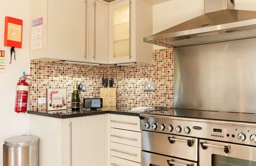 Dalbury Lees House | Stunning villa for 10 guests with WIFI, hot tub, TV and terrace