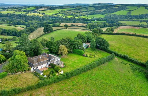 Newton Saint Cyres House | Stunning villa for 10 people with WIFI, terrace, pets allowed and parking