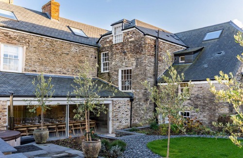 St Issey House | Stunning villa for 19 people with WIFI, hot tub, TV, terrace and pets allowed