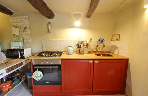 Fosdinovo Villa | Cozy Villa for 3 with WiFi, Kitchen & Breakfast near La Spezia