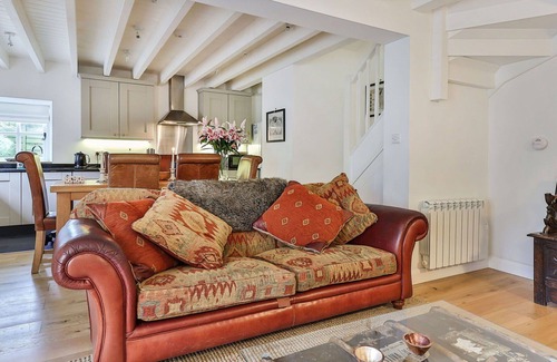Blackburn House | Stunning villa for 3 guests with WIFI, TV, pets allowed and parking