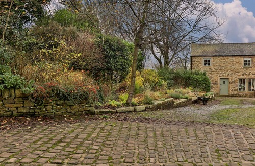 Blackburn House | Stunning villa for 3 guests with WIFI, TV, pets allowed and parking