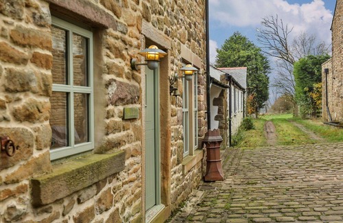 Blackburn House | Stunning villa for 3 guests with WIFI, TV, pets allowed and parking