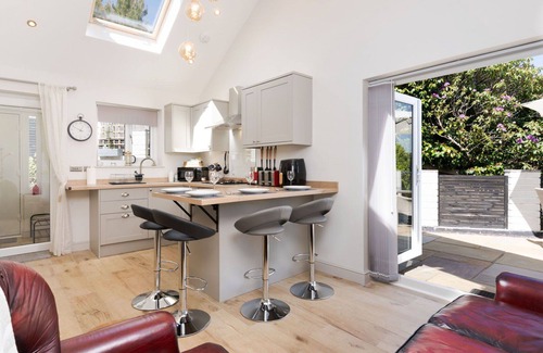 Newbridge House | Stunning villa for 4 guests with WIFI, terrace and pets allowed