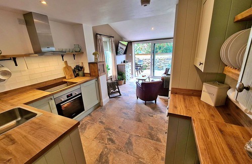 Glaisdale House | Stunning villa for 4 guests with WIFI, terrace and parking