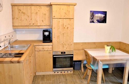 Leithen Villa | Cozy Villa for 4 with Lake View, Balcony & Free WIFI