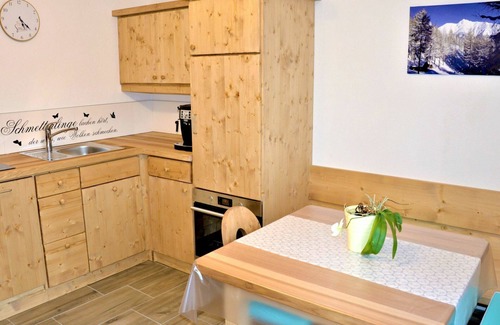 Leithen Villa | Cozy Villa for 4 with Lake View, Balcony & Free WIFI