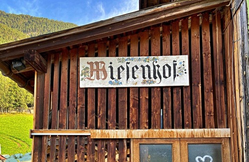 Leithen Villa | Cozy Villa for 4 with Lake View, Balcony & Free WIFI