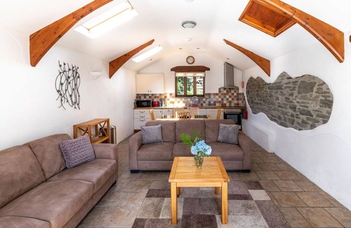 Fivelanes House | Stunning villa for 5 people with hot tub, WIFI, patio, pets allowed and parking