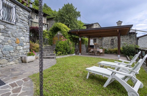 Traona House | Stunning villa for 6 people with WIFI, TV, patio, pets allowed and parking