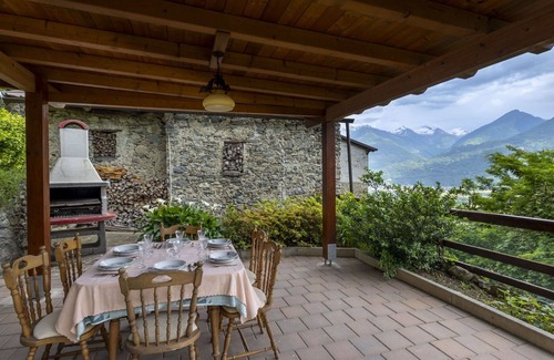 Traona House | Stunning villa for 6 people with WIFI, TV, patio, pets allowed and parking