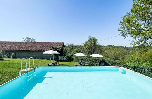 Asti House | Inviting Villa for 7 with Private Pool and Pet-Friendly Perks