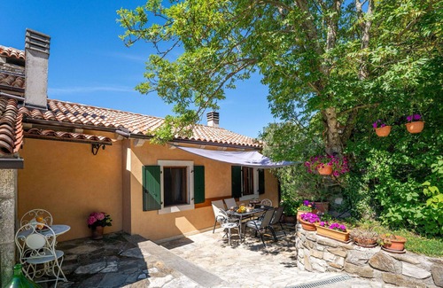 Grabri House | Pet-Friendly Villa with Private Pool and Hot Tub Retreat