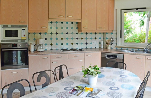 Le Bizet House | Pet-Friendly Villa for 8 with Terrace and Spa Amenities