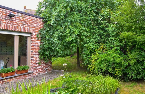 Le Bizet House | Pet-Friendly Villa for 8 with Terrace and Spa Amenities
