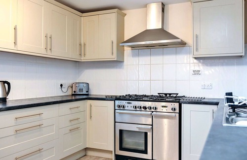 Craven Arms House | Stunning villa for 8 guests with WIFI, pool and terrace