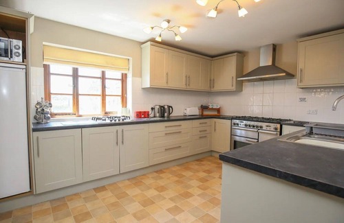 Craven Arms House | Stunning villa for 8 guests with WIFI, pool and terrace
