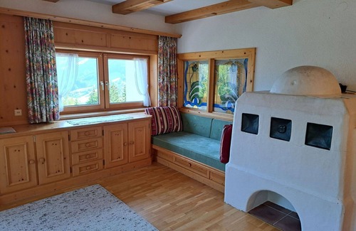 Hainzenberg House | Inviting Villa for 12 with Balcony, TV & Child-Friendly Amenities