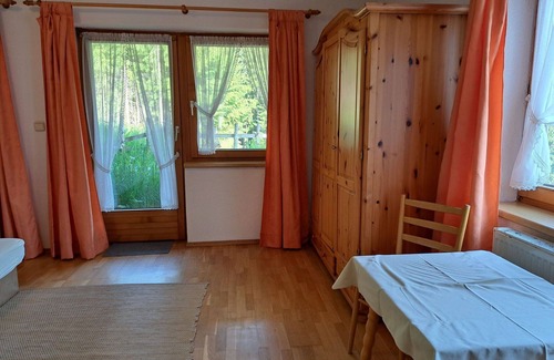 Hainzenberg House | Inviting Villa for 12 with Balcony, TV & Child-Friendly Amenities