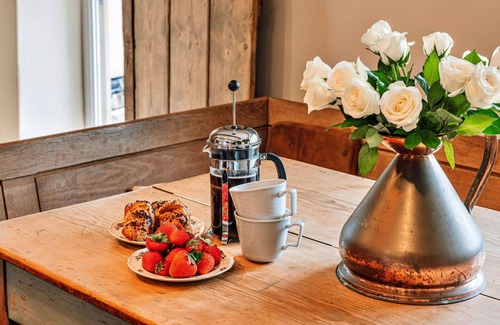 Monmouth House | Stunning villa for 8 guests with WIFI, hot tub, terrace and pets allowed