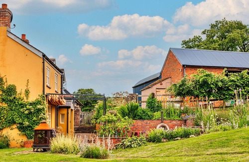 Monmouth House | Stunning villa for 8 guests with WIFI, hot tub, terrace and pets allowed