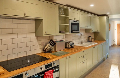 Little Rissington House | Stunning villa for 8 guests with WIFI, hot tub, pets allowed and parking