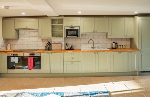 Little Rissington House | Stunning villa for 8 guests with WIFI, hot tub, pets allowed and parking