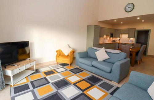 Little Rissington House | Stunning villa for 6 people with hot tub, WIFI, pets allowed and parking