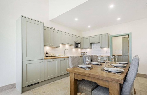 Little Rissington House | Stunning villa for 6 people with hot tub, WIFI, pets allowed and parking