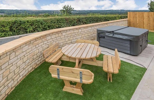Little Rissington House | Stunning villa for 6 people with hot tub, WIFI, pets allowed and parking