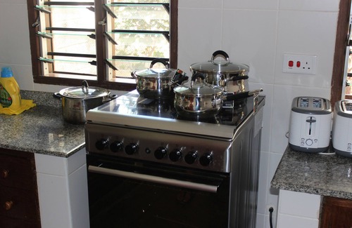 Diani Beach House | Charming Villa Twiga: African Style with Pool & Ocean View