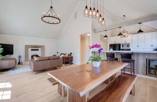 Geyserville House | Gorgeous Healdsburg House with Vineyard and Spa Amenities
