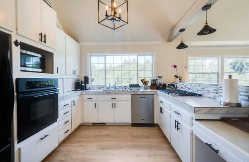 Geyserville House | Gorgeous Healdsburg House with Vineyard and Spa Amenities